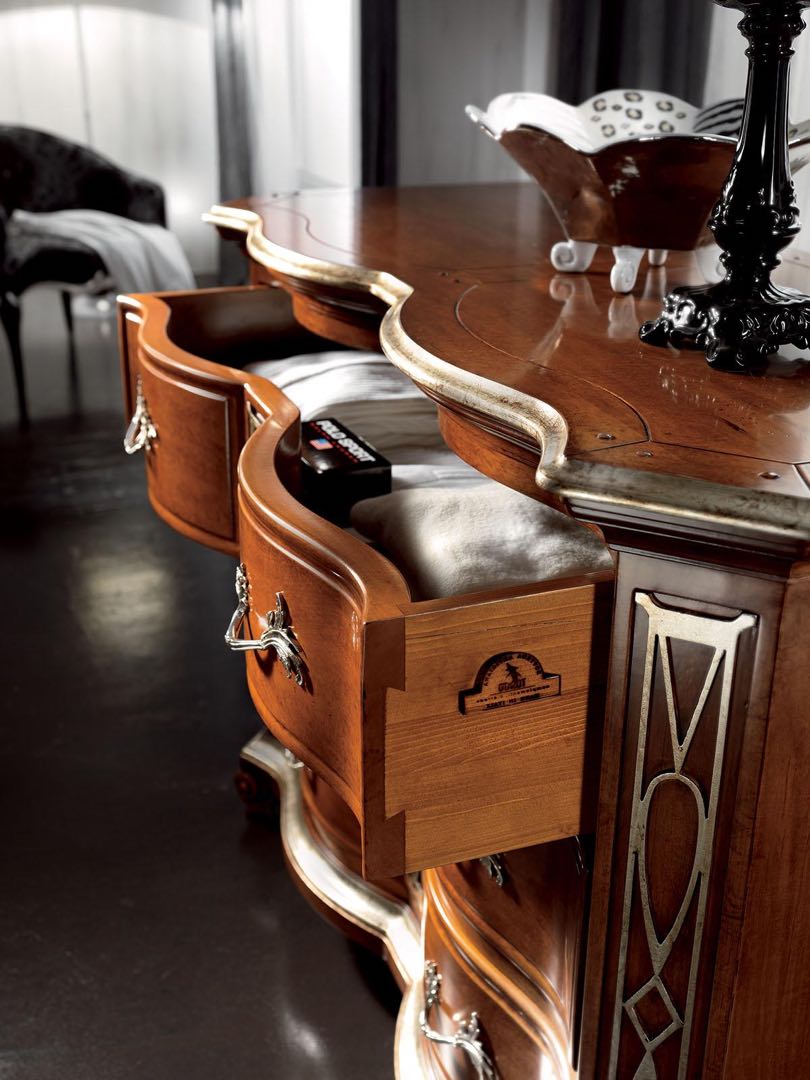 Тосканский комод с резьбой, с тремя ящиками от салона мебели Альянс