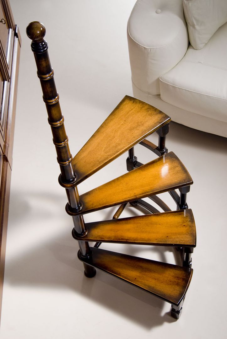 Орнаментальная винтовая лестница от салона мебели Альянс