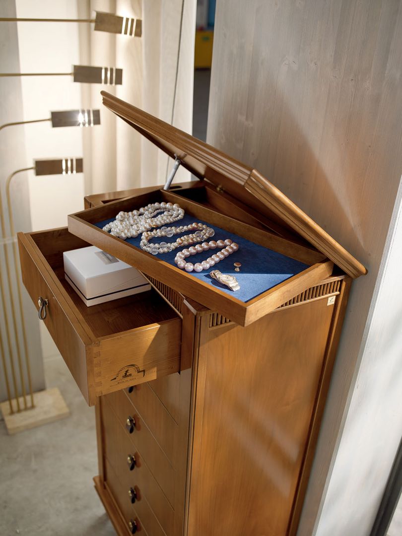 Комод с 7 ящиками с доводчиками, открываемой столешницей, потайным ящиком и решеткой для галстуков от салона мебели Альянс