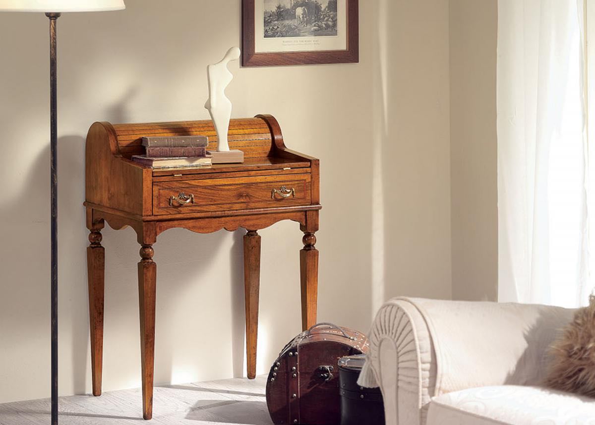 Открываемый письменный стол для комнаты со столешницей, отделанной натуральной кожей